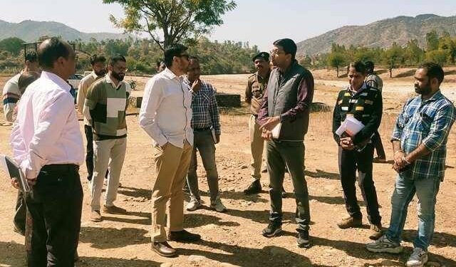 udaipur collector namit mehta surprise inspection of Jhadol-Falasiya area MNREGA mate blacklisted