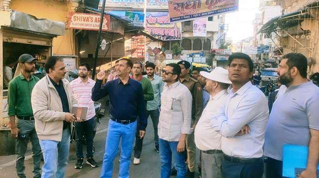udaipur Collector Namit Mehta city inspection dissatisfied to see dirty lakes, fail garbage system and poster banner on heritage -1