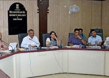 health minister khinwsar order to officers stay on alert mode on the warning of heatwave