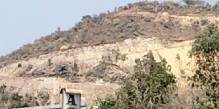 udaipur hill cutting issue collector reached on spot and saw the reality of hill cutting in spite of high court ban