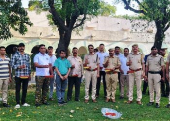 udaipur rajasthan samaj seva sansthan team and police persons parinda for birds to protect them from heat wave in police line udaipur