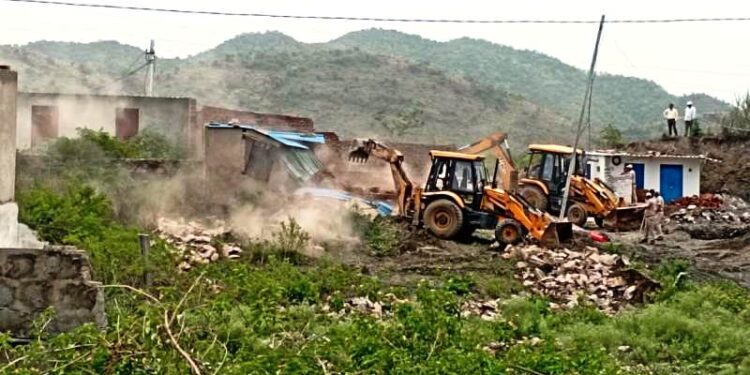 UDA demolished illegal construction in Amberi village udaipur