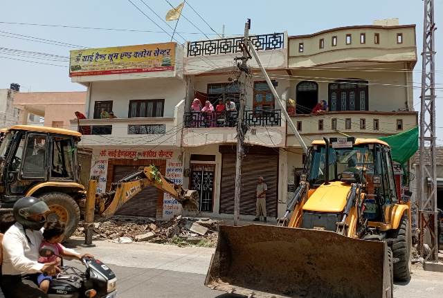 Udaipur Badgaon UDA demolished buildings that were obstructing road widening