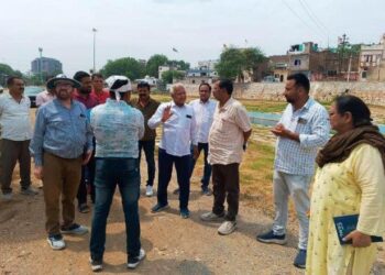 udaipur city MLA Tara chand jain visit ayad river udaipur gives directions for fencing to officers
