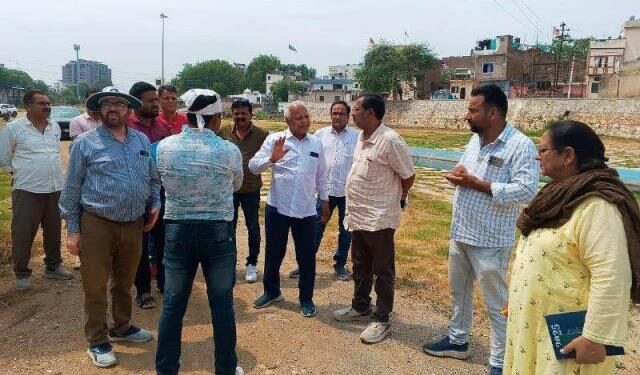 udaipur city MLA Tara chand jain visit ayad river udaipur gives directions for fencing to officers