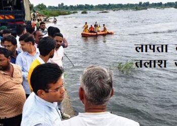 chittorgarh rashmi Van swept away into banas river, 4 dead, 5 rescued