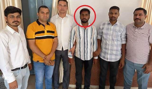 dungarpur rajasthan acb arrests patwari for taking bribe