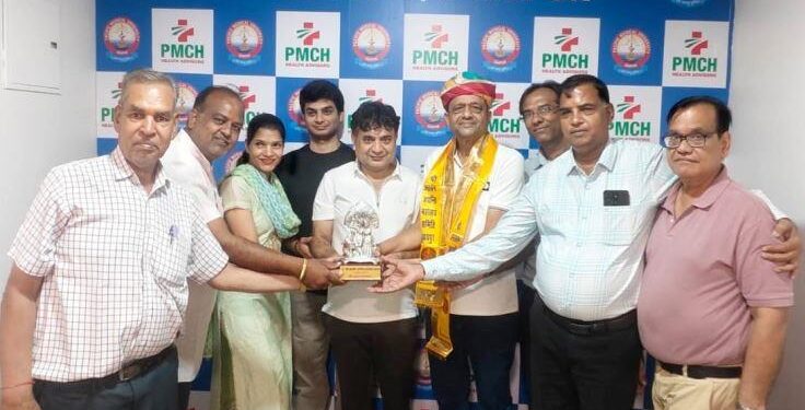 pacific medical university chairman Rahul Agarwal honours with Agara Ratna Award by agarwal samaj udaipur