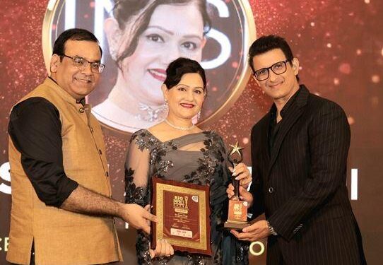 Arth skin and fitness udaipur director Dr Deepa Singh awarded by Bollywood actor Sharman Joshi