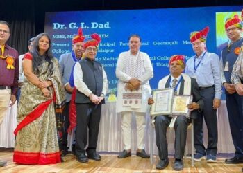 udaipur Geetanjali Hospital Paramedical Principal Dr. GL Dad honours with Lifetime Achievement Award
