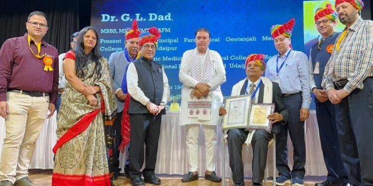 udaipur Geetanjali Hospital Paramedical Principal Dr. GL Dad honours with Lifetime Achievement Award