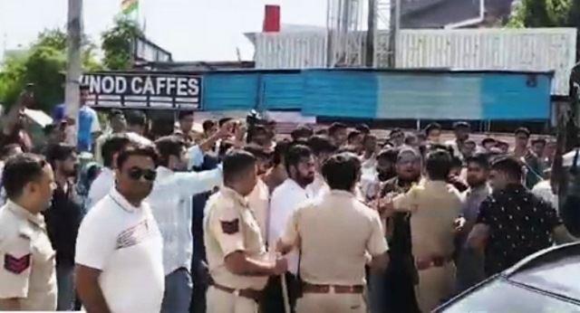 udaipur UDA seized hotel and furniture showroom, congress protest against 35 shop seizure at rk circle