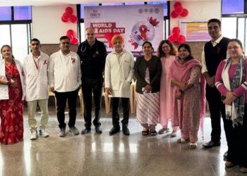 Geetanjali Hospital were students forming human chain to aware people on World AIDS Day