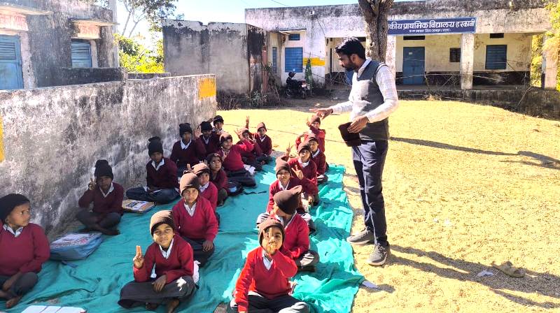 rajasthan samaj seva sansthan udaipur sweater distribution in Government School udaipur