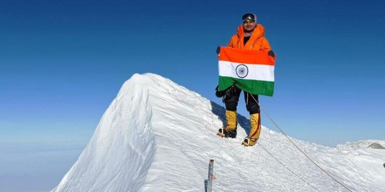 Manaswi agrawal from Udaipur reach on highest peak of Antarctica vinson massif first person of rajasthan