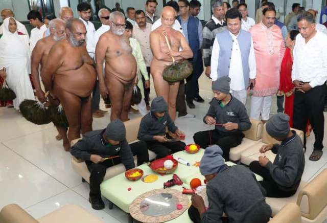 jain sant Pulak Sagar Maharaj inaugurated artificial limbs manufacturing workshop at World of Humanity by narayan seva sansthan