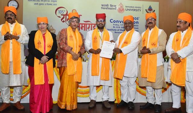 udaipur gmch Dr. Anish Kumar honours with Gold Medal by banaras hindu university BHU in varanasi