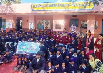 rajasthan samaj seva sansthan team distributes sweater to government school students in Boro Ka Guda amberi udaipur