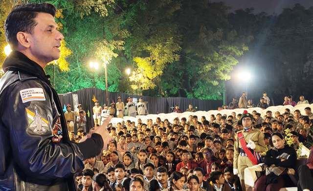 udaipur government school students present google kar le re drama with the presence of shubhanshu shukla