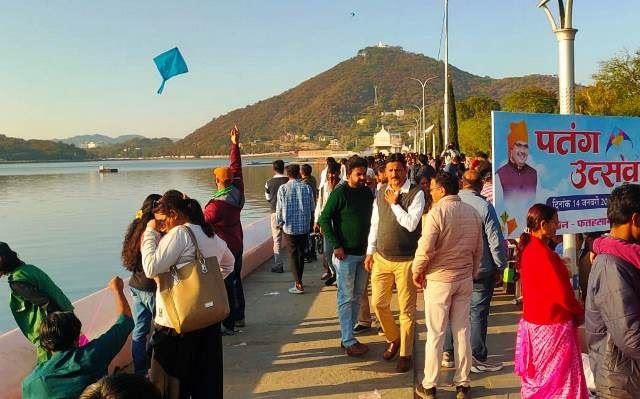 udaipur kite festival on makar sankranti people flying kites and playing satoliya -1