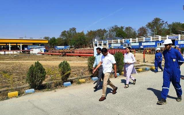 LPG crisis in udaipur Congress protest, officials visit gas plants and people struggling for cylinder booking -1