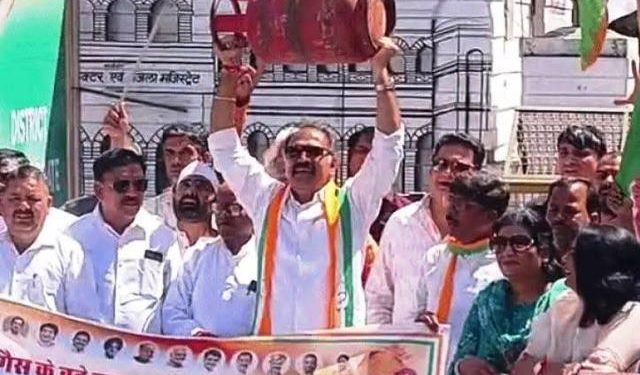 LPG crisis in udaipur Congress protest, officials visit gas plants and people struggling for cylinder booking