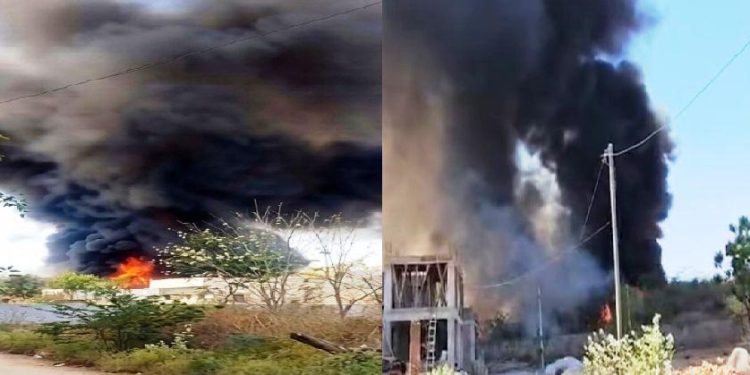 udaipur news fire in furniture scrap at Shruti synthetic loyra village badgaon udaipur