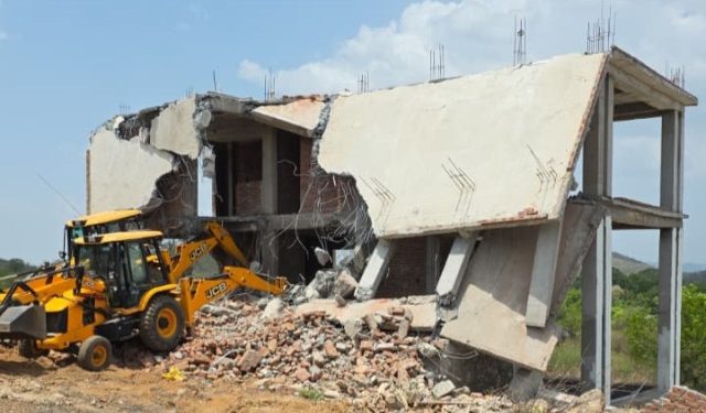uda latest news demolish illegal buildings near shilpgram udaipur