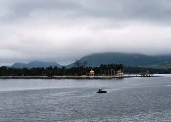 rainy udaipur fateh sagar lake