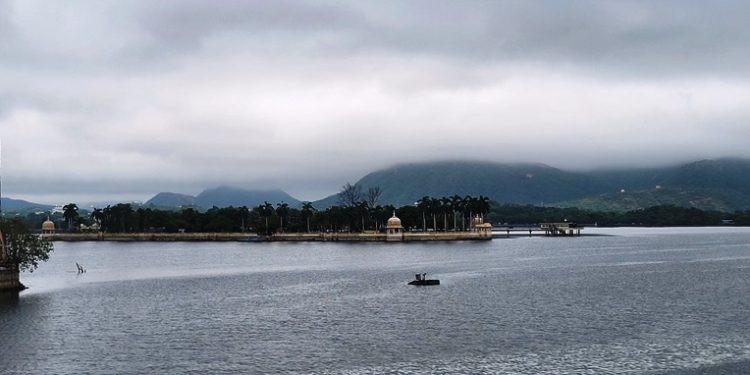 rainy udaipur fateh sagar lake