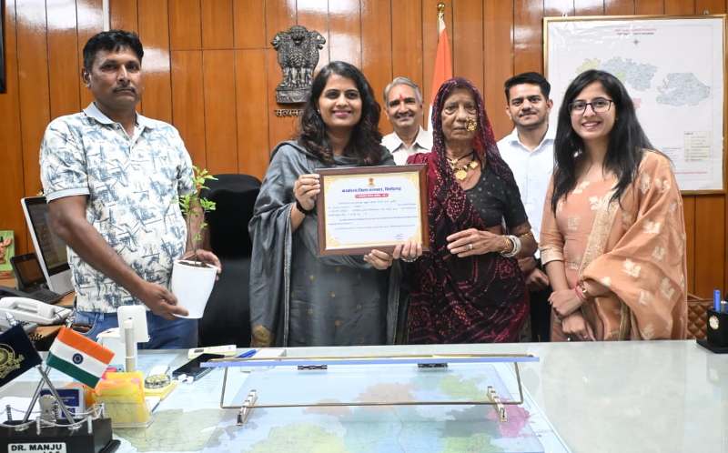 80-Year-Old Mangibai Ahir Donates Rs 15 Lakh for School Development, Honored by Chittorgarh Collector Dr. Manju