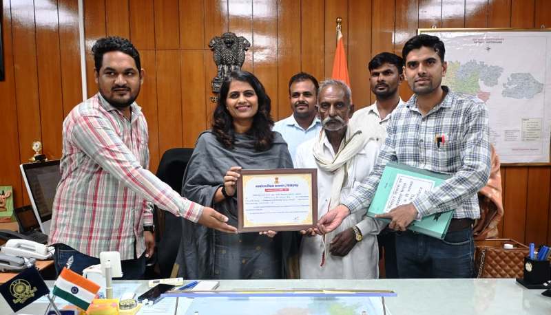 Chittorgarh Collector Dr. Manju honored Bhamashahs supporting education