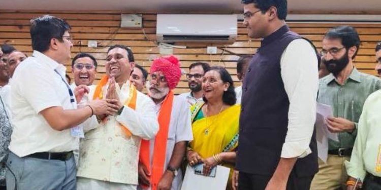 udaipur paras singhvi mayor nagar nigam udaipur